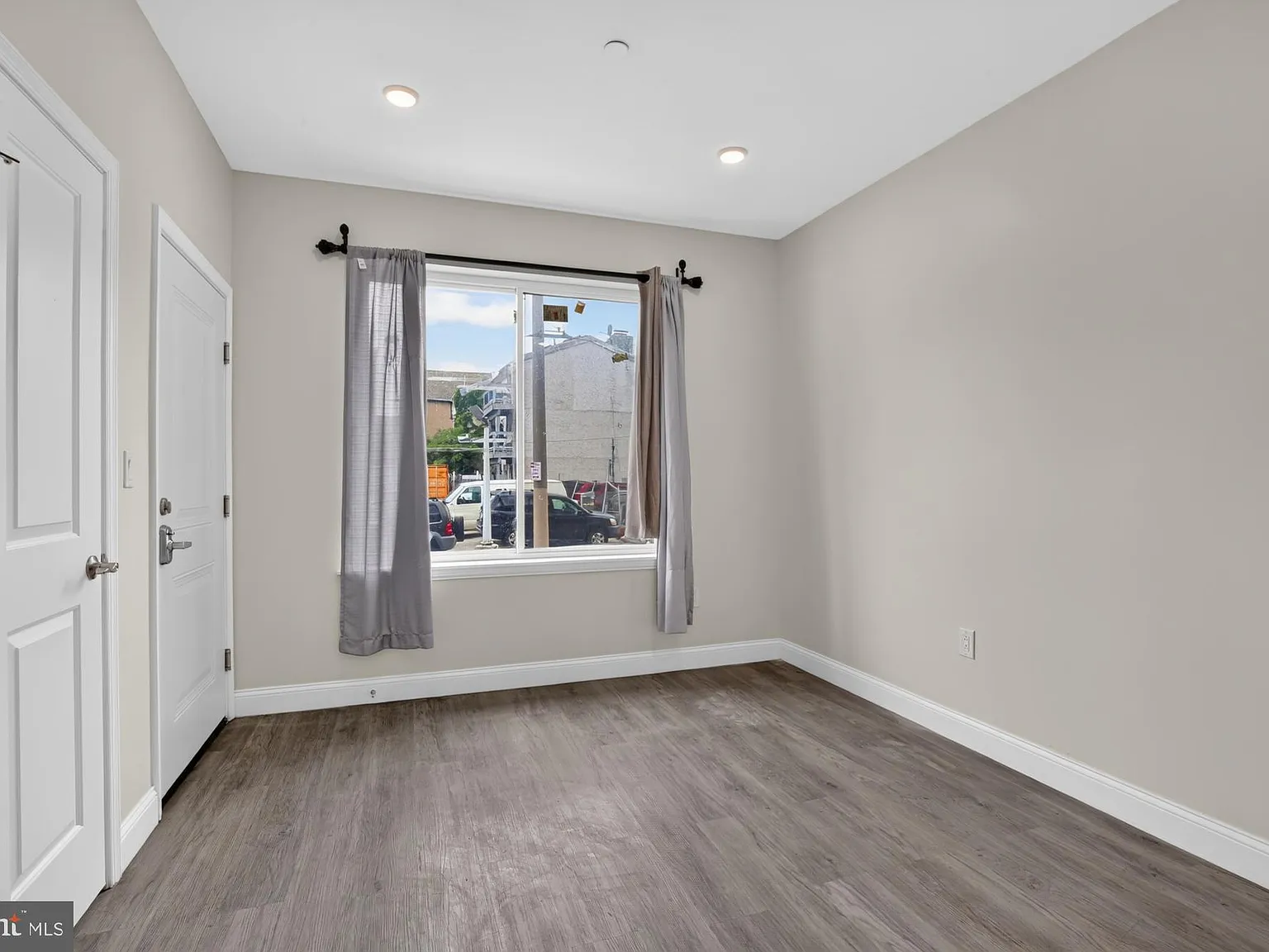 2 bed, 2.0 bath, 2096 sqft, $2,295 — Photo 4