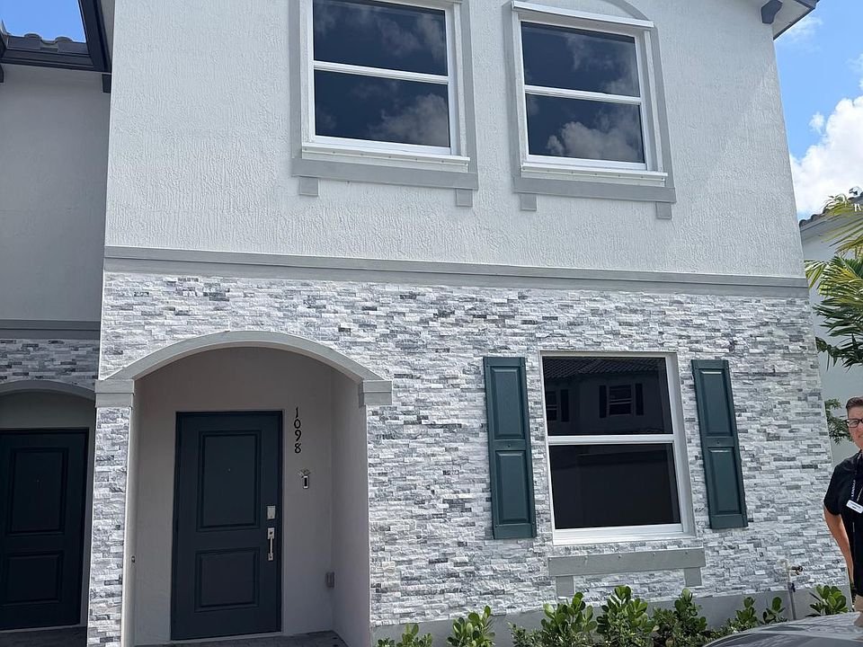 1st image of 1098 SE 3rd St