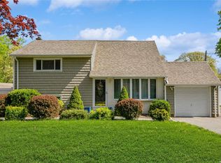 35 Washington Dr, Kings Park, NY 11754