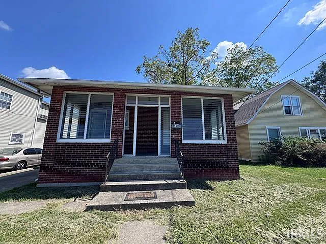 3 bed, 1.0 bath, 1018 sqft, $1,100 — Photo 2