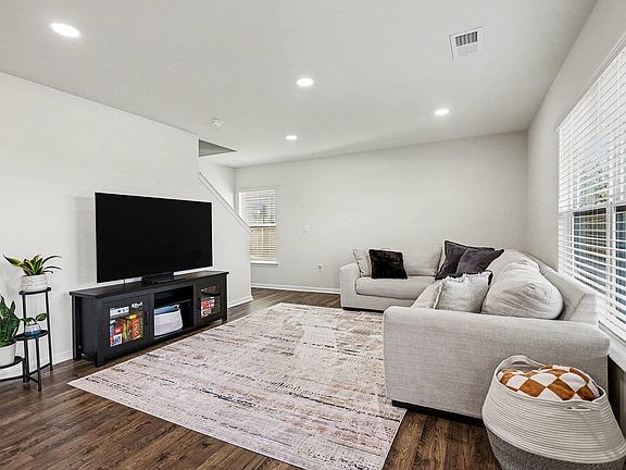 5th image of 365 Valencia Cir