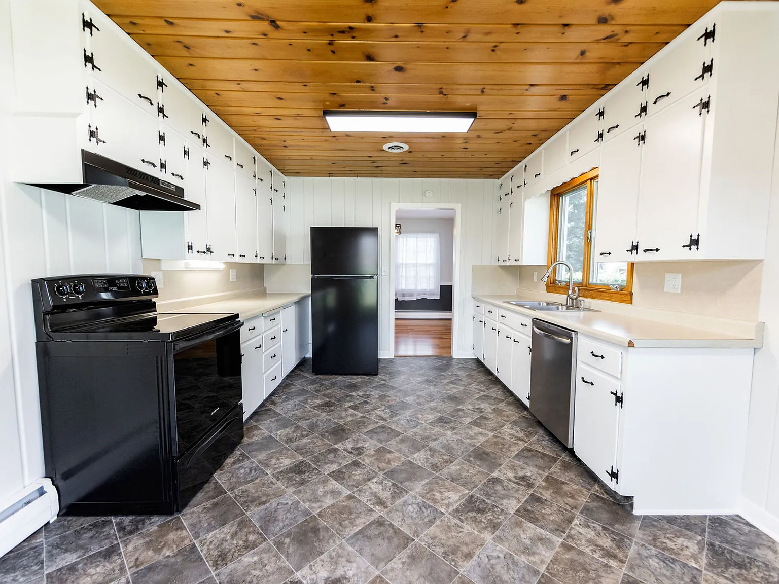 3 bed, 1930 sqft, $1,500 — Photo 3