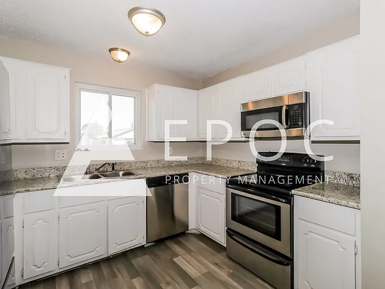2208 Creekwood Dr — Photo 4