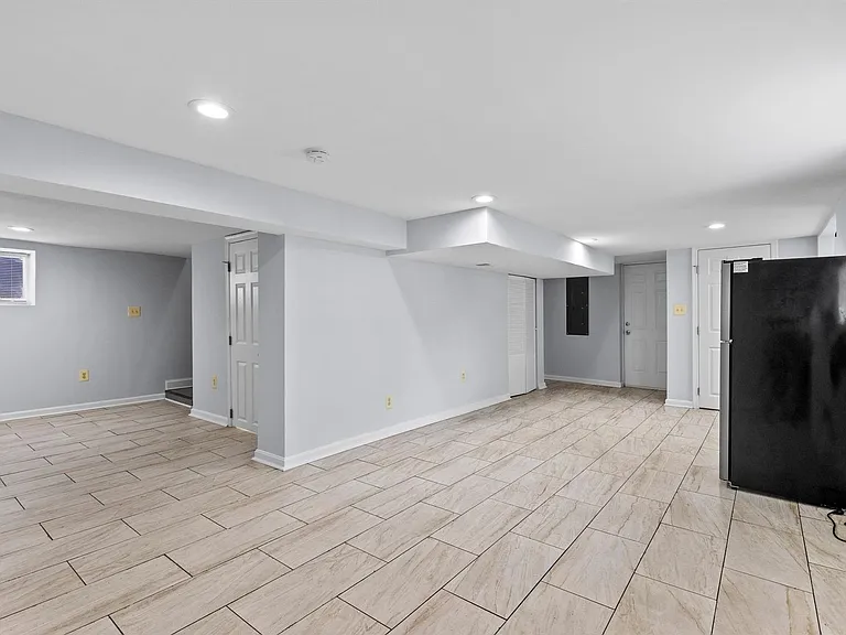 2510 Roslyn Ave — Photo 41