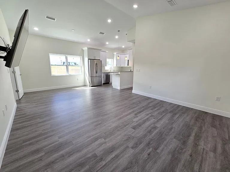4966 Andrew Ave — Photo 2