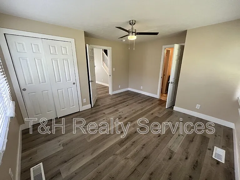6155 Broadway St — Photo 11
