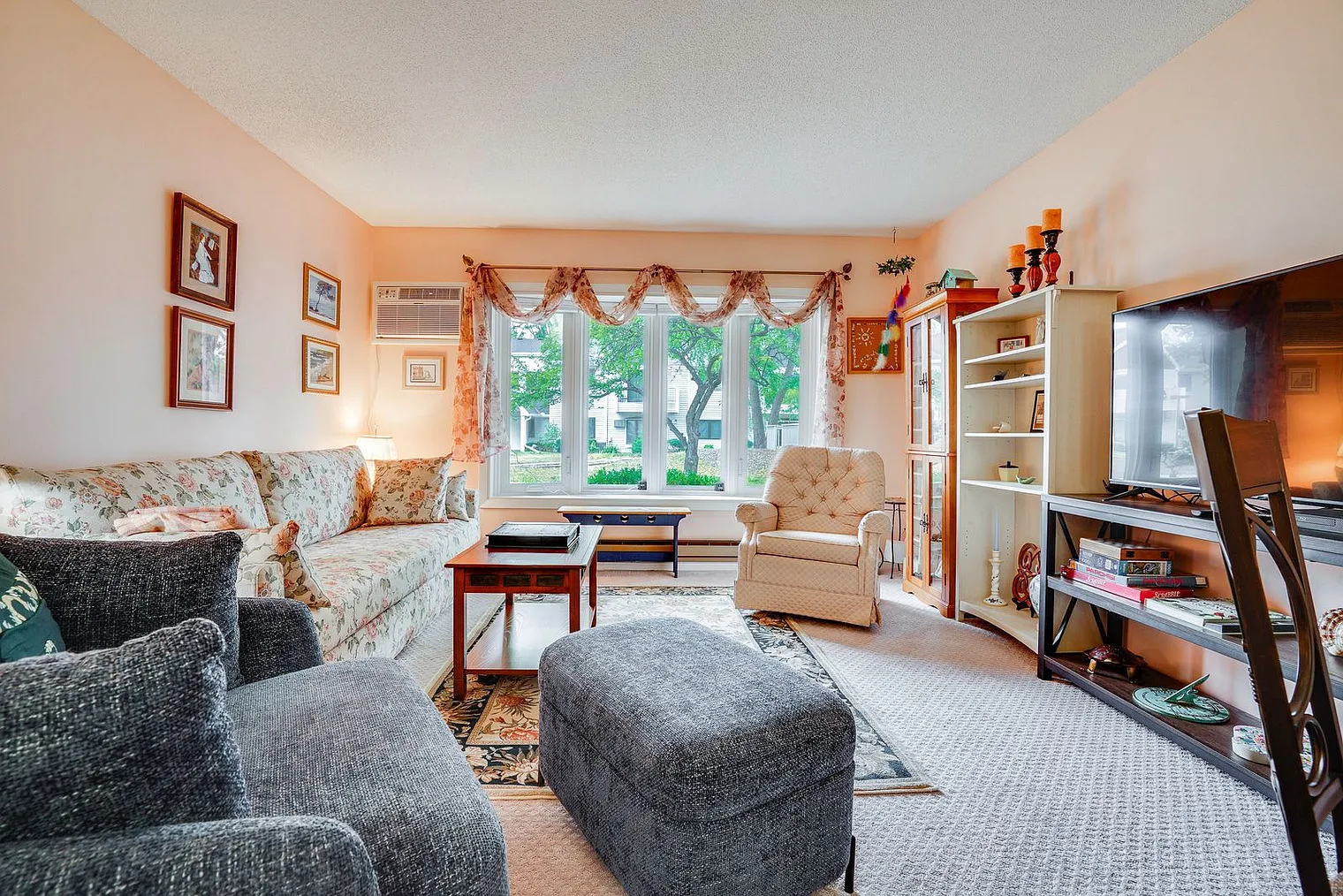 1 bed, 1.0 bath, 645 sqft, $3,128 — Photo 2