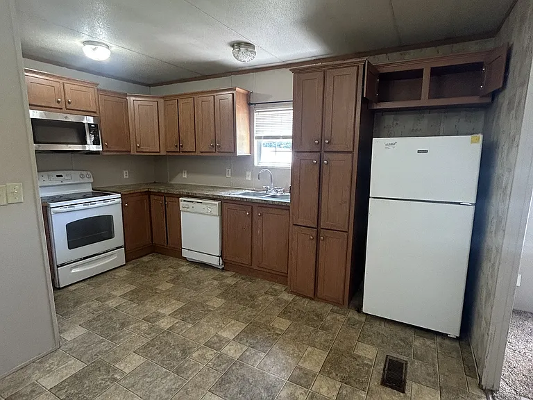 105 Zackary St — Photo 4