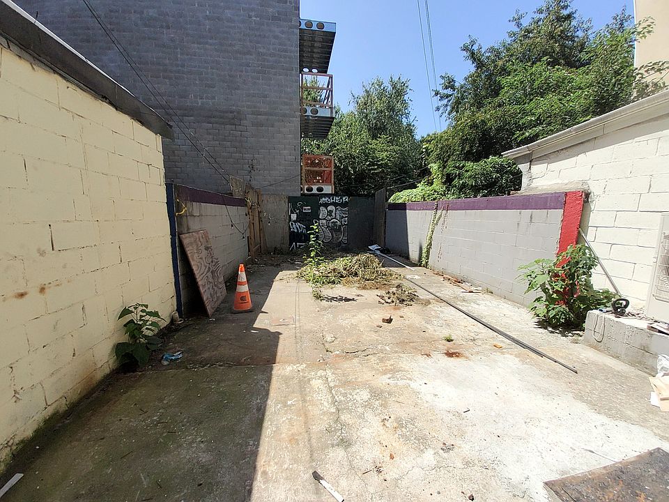 1st image of 320 Throop Ave APT 1
