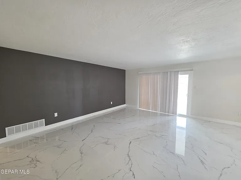 302 Quincy Ave — Photo 13