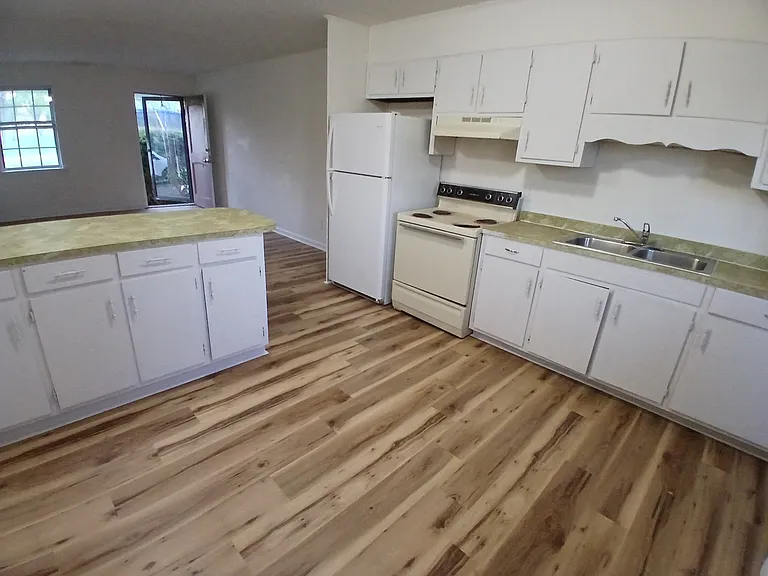 804 Haywood Dr NW — Photo 3