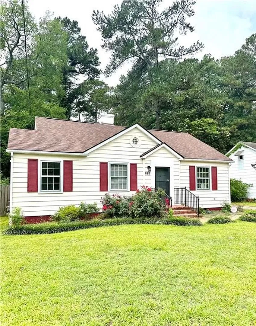 3 Bedroom 2 Bathroom Home in Haymount — Photo 2