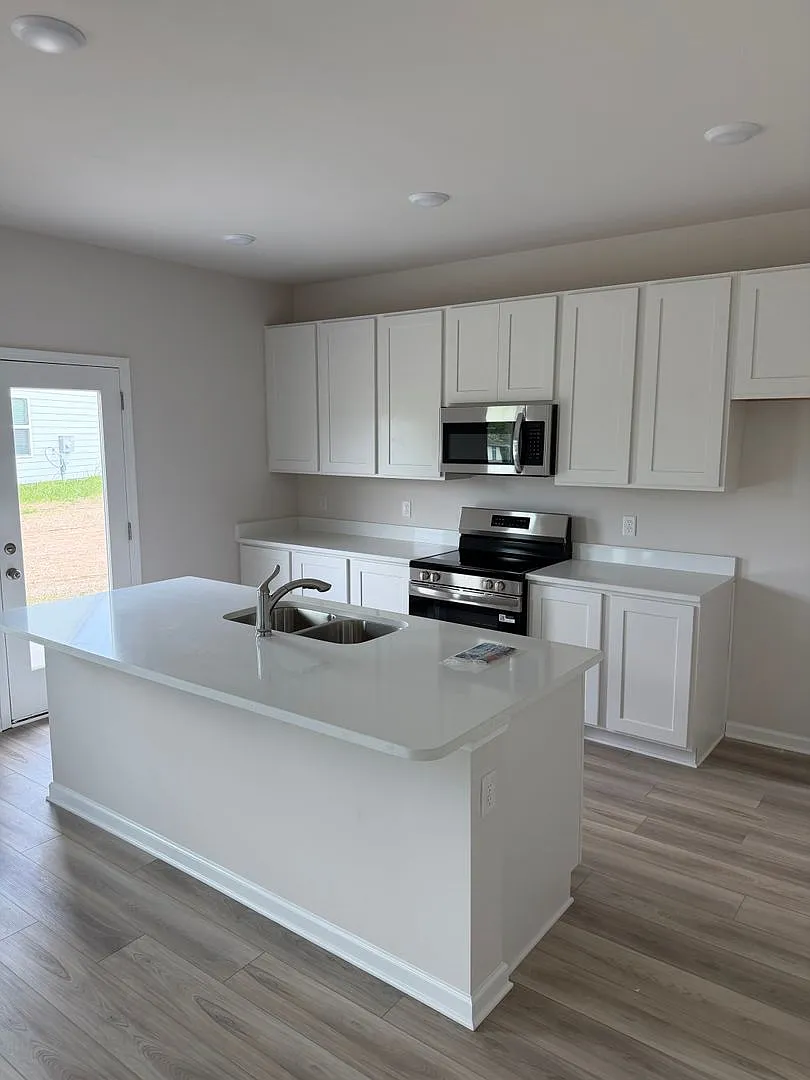 5 Bed/3 Bath House **New Construction — Photo 3