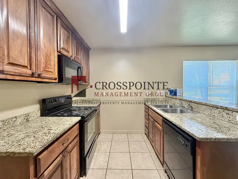 West 25th Street 819 Duplex — Photo 5