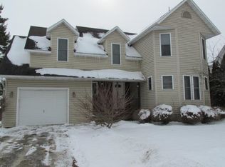847 W Chestnut St, Freeport, IL 61032