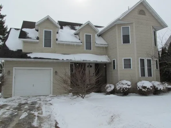 847 W Chestnut St, Freeport, IL 61032