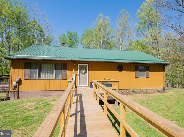 405 Hope Acres Dr, Berkeley Springs, WV 25411