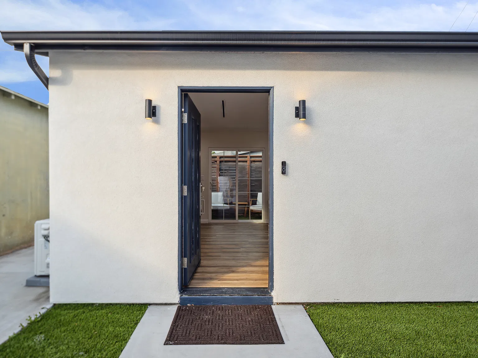 2 bed, 670 sqft, $3,950 — Photo 2