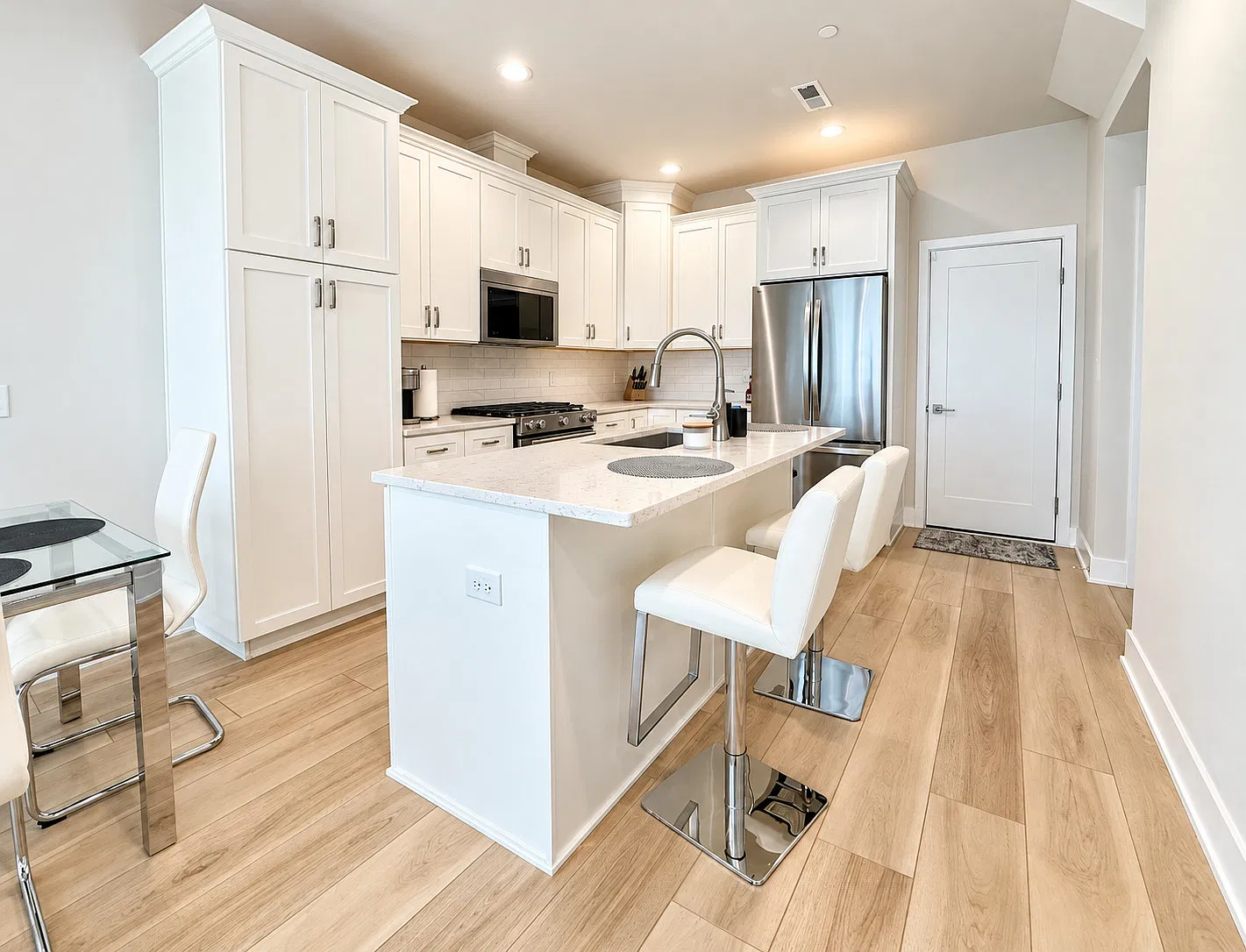 Modern 3-Bedroom Townhome with Attached Garage in Northbank's Waterfront Community — Photo 2