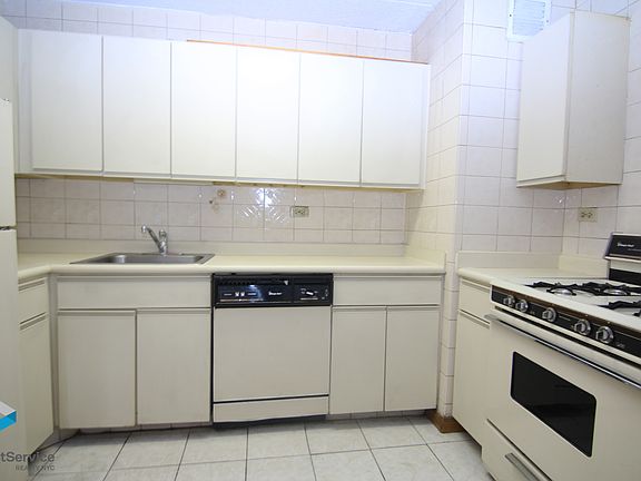 3rd image of 301 W 110th St Frnt 4