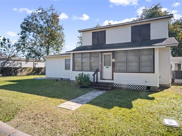 1977 E 7th St, High Island, TX 77623