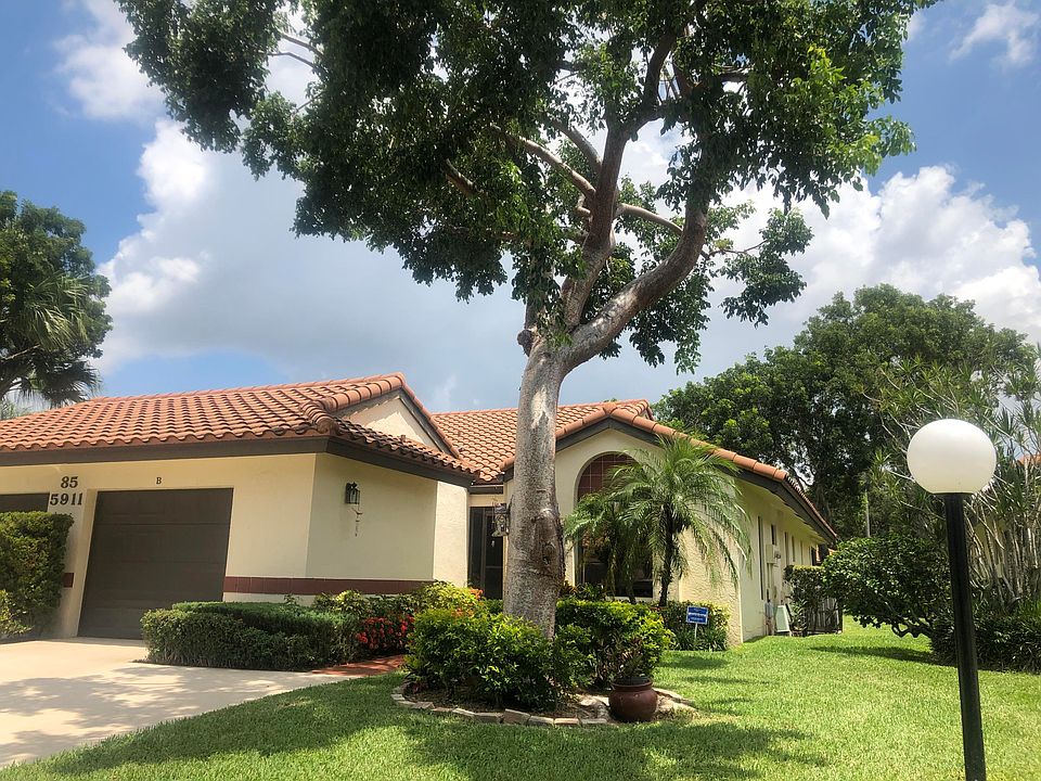 Home For Sale In Palm Chase Lakes