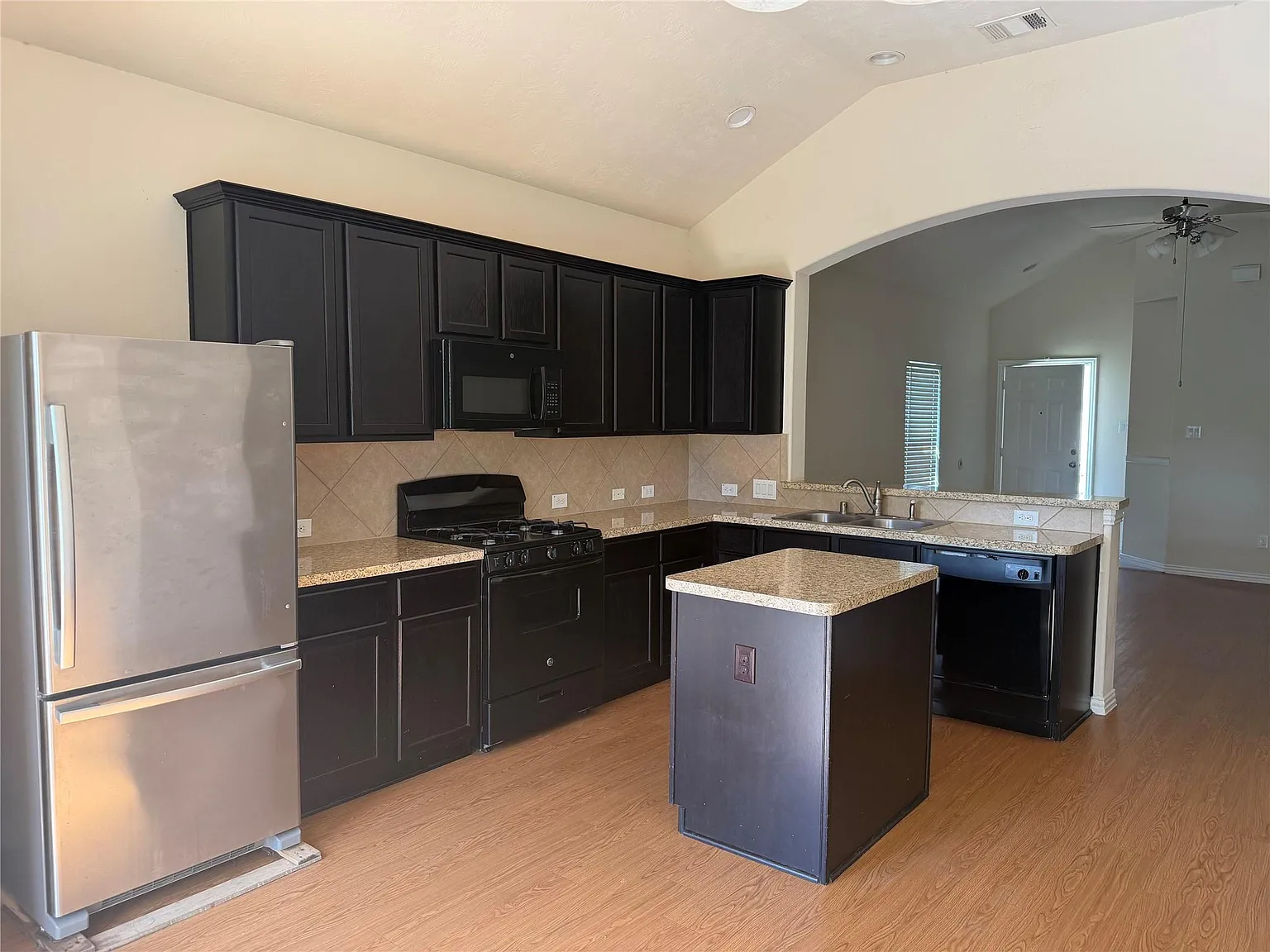 3 bed, 2.0 bath, 1355 sqft, $1,950 — Photo 2