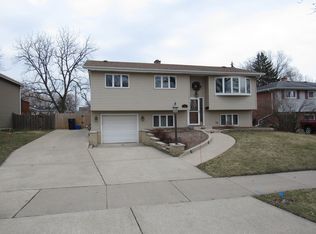 15 S Lodge Ln, Lombard, IL 60148