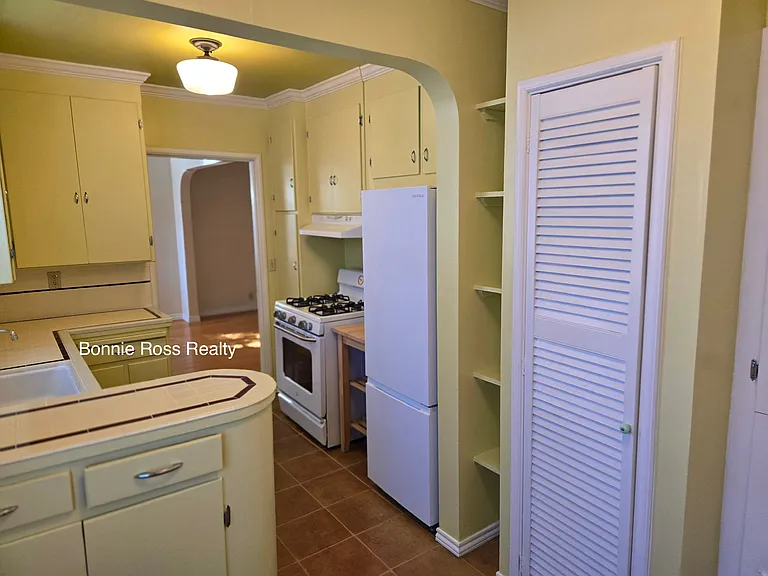 77 Dutton Ave — Photo 6