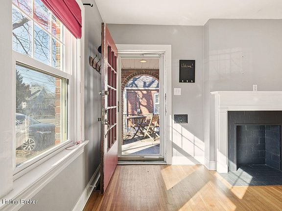 3rd image of 2545 Ridgewood Ave