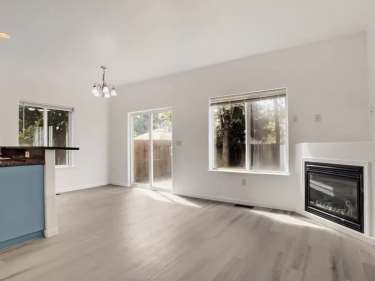 9910 SE Woodstock Blvd — Photo 5