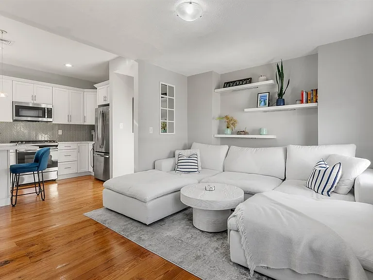 870 E 2nd St #3 — Photo 4