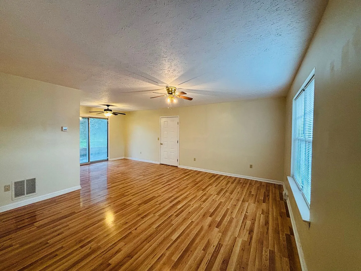 4 Bedroom 2 Bath House 1 Car Garage — Photo 2