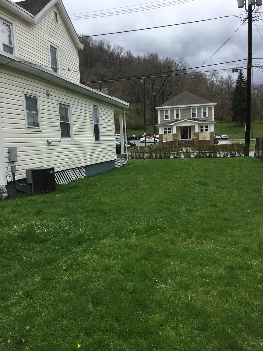 104 Edgington Ln photo 1