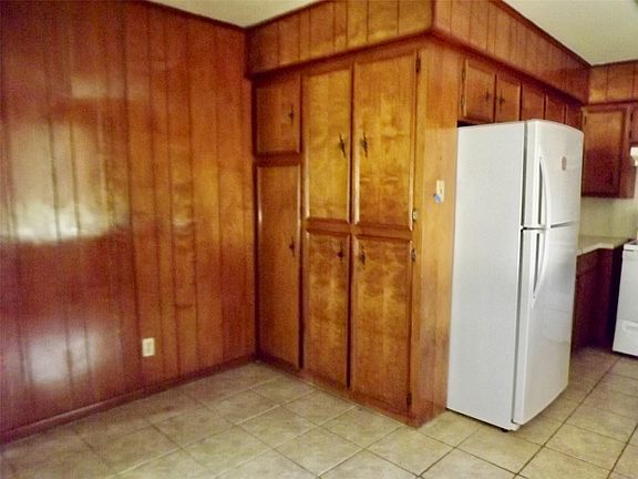 3rd image of 1502 Maple St