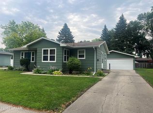 819 S 23rd St, Grand Forks, ND 58201