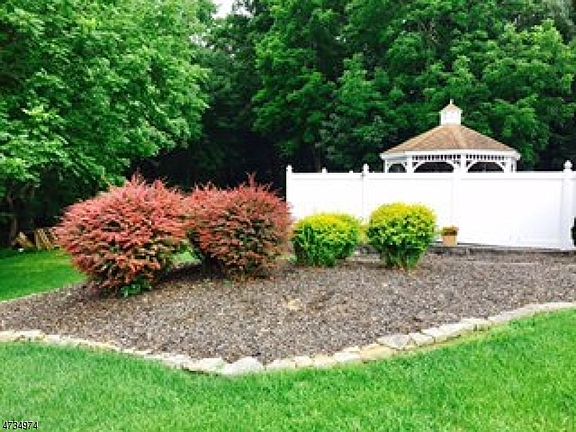 4th image of 12 Larkspur Ln