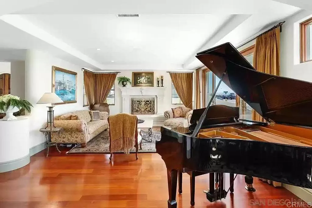 4 bed, 4.5 bath, 4323 sqft, $55,000 — Photo 2