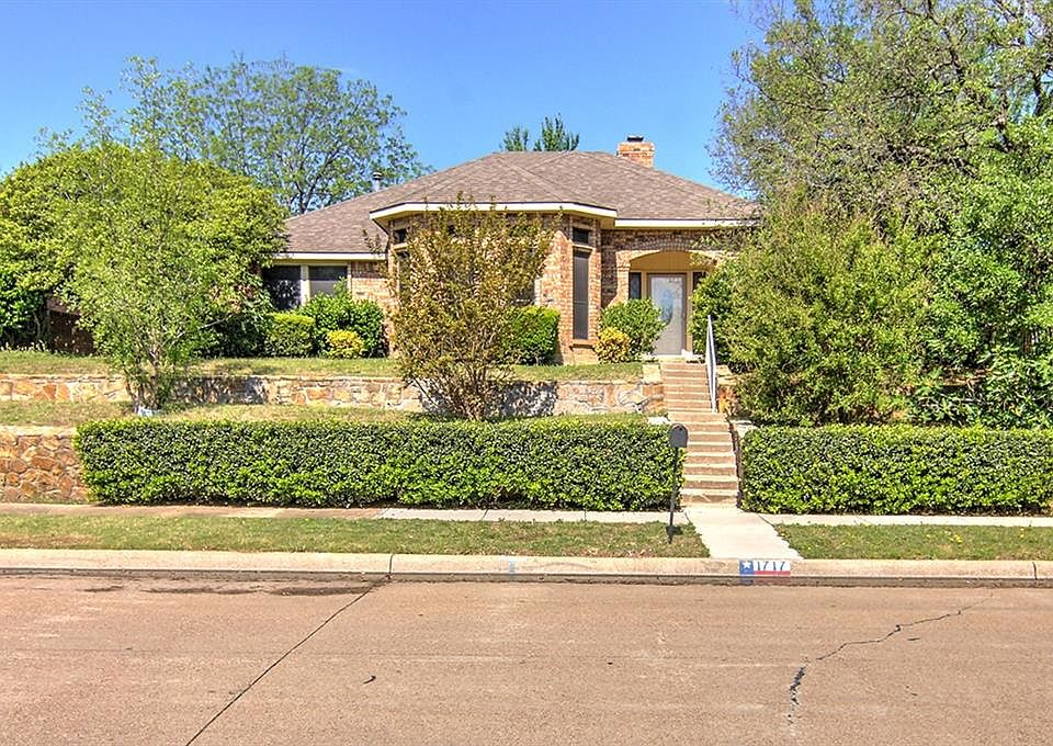 2nd image of 1717 Knob Hill Dr