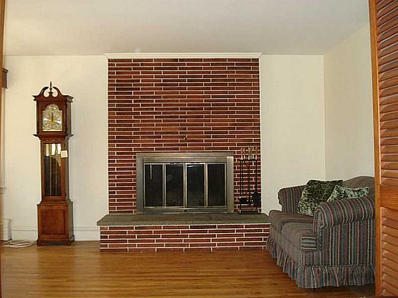 4th image of 22 Basswood Ave