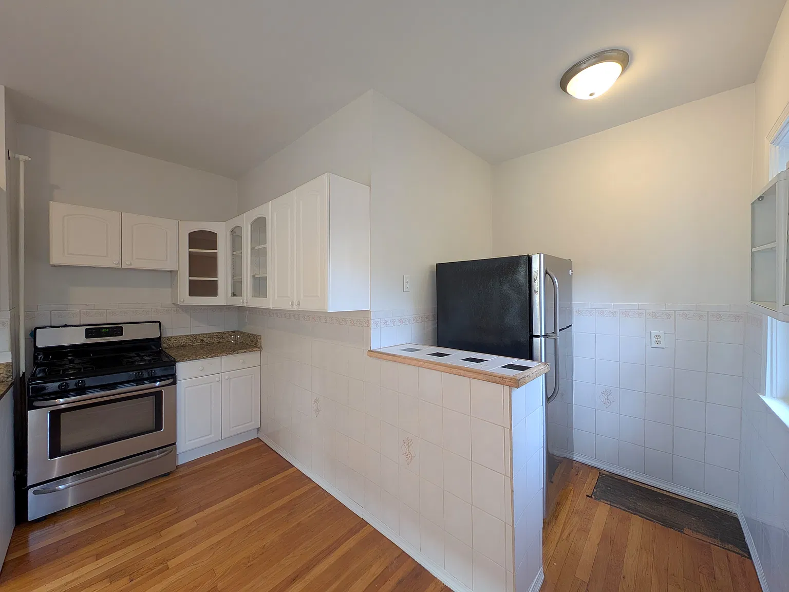 3 bed, 1000 sqft, $3,300 — Photo 3