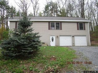 371 Daniels Rd, Saratoga Springs, NY 12866