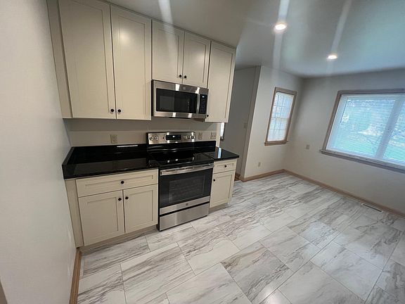 3rd image of 840 Windsor Ct