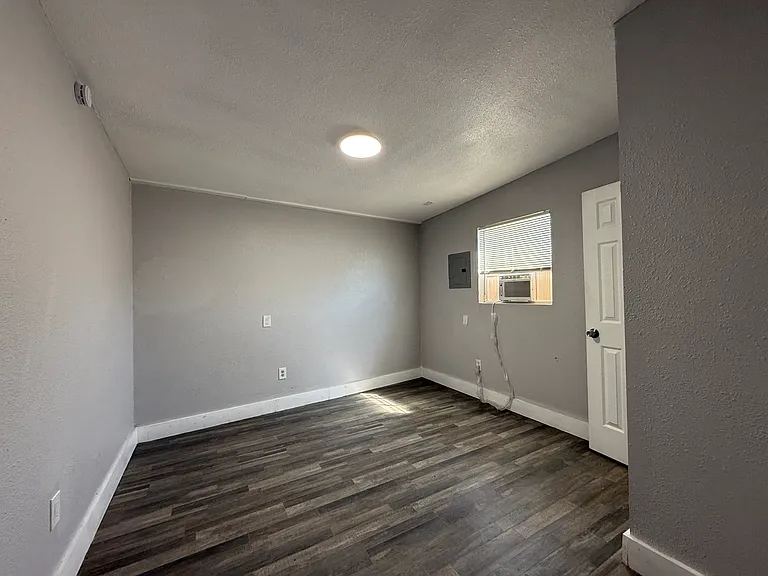 650 Riverside Dr — Photo 11