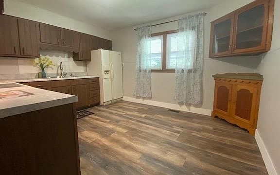 4th image of 1405 Hood Ave