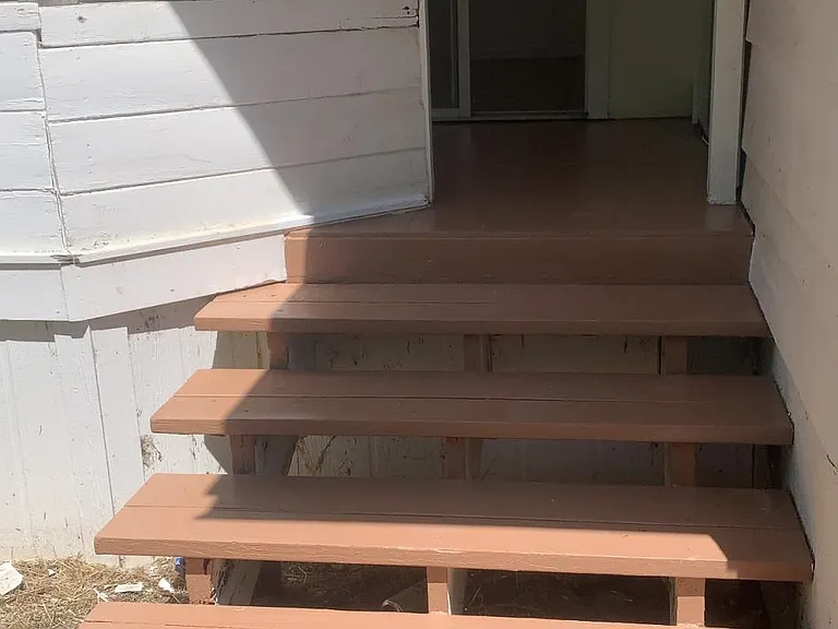 steps to enclosed patio from yard