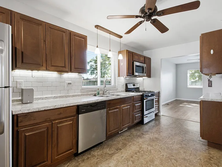 28816 Groveland St — Photo 11
