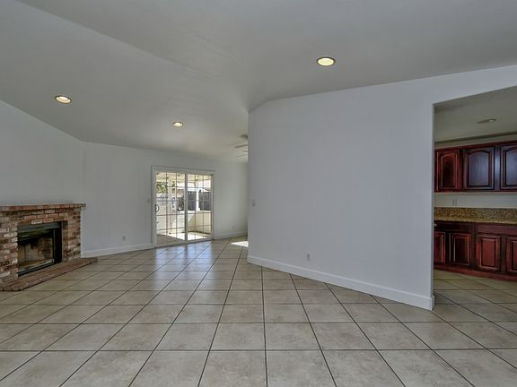 3rd image of 5543 Silverwood St