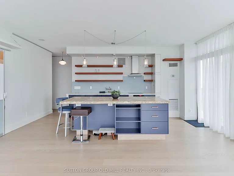 105 The Queensway #2110 — Photo 13