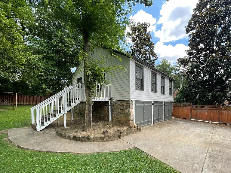 1539 N Morningside Dr NE — Photo 3